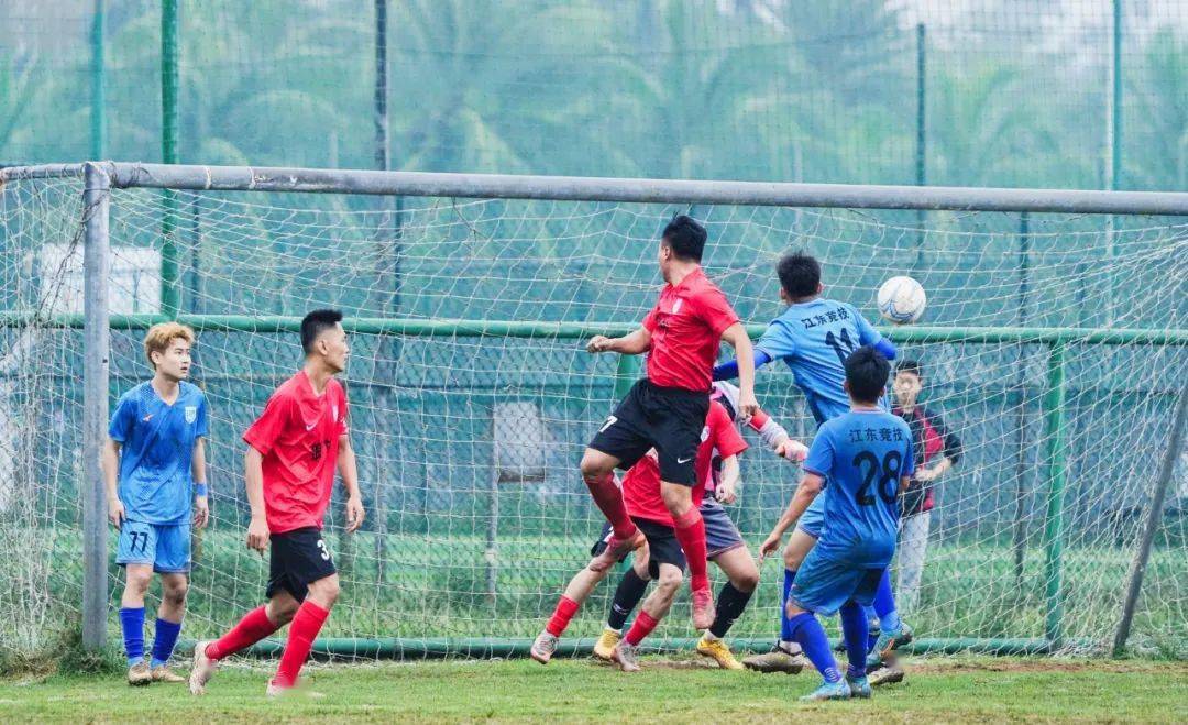 一场激烈的国内足球比赛即将展开