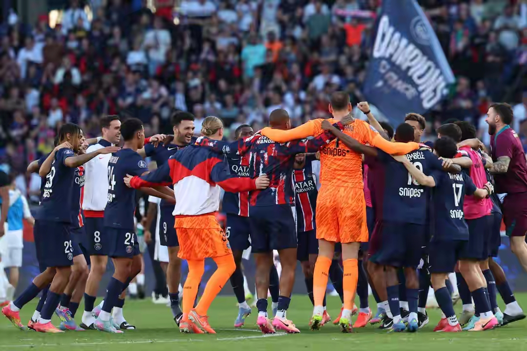 马赛队主场轻取对手，领跑法甲联赛