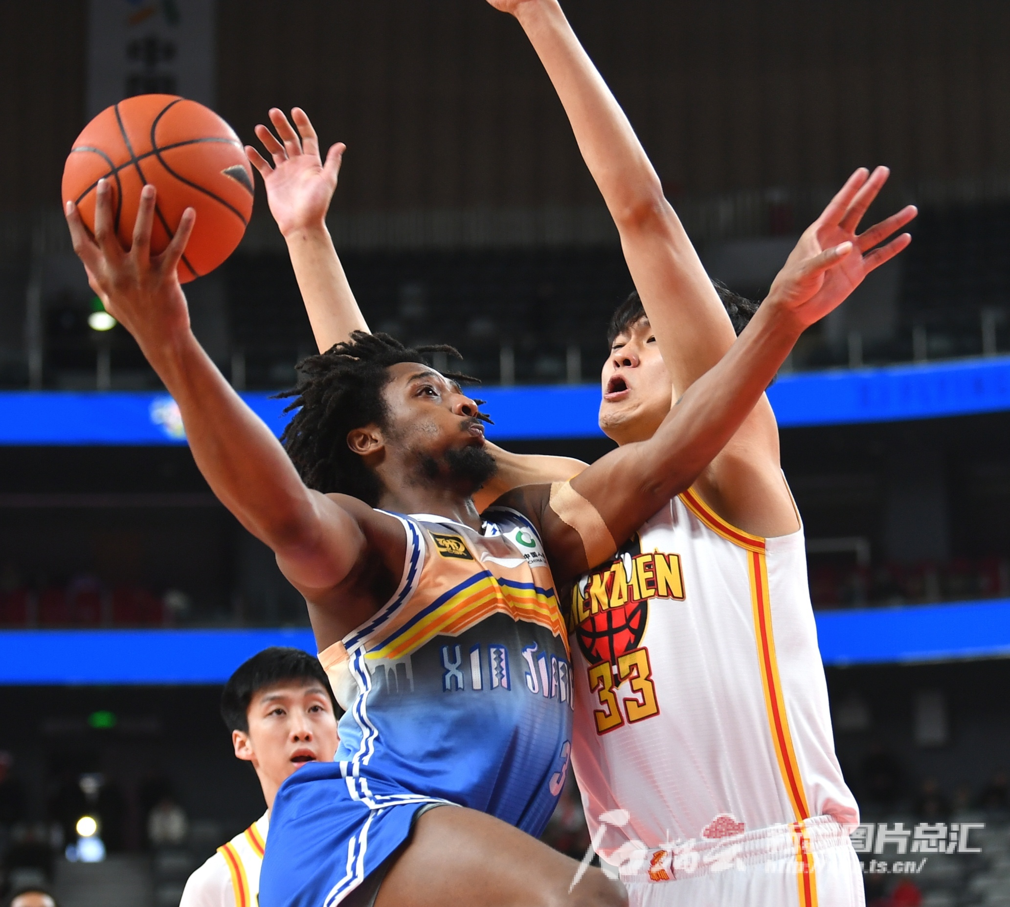 新疆男篮经过激战,成功逆转战局 新疆男篮经过激战,成功逆转战局