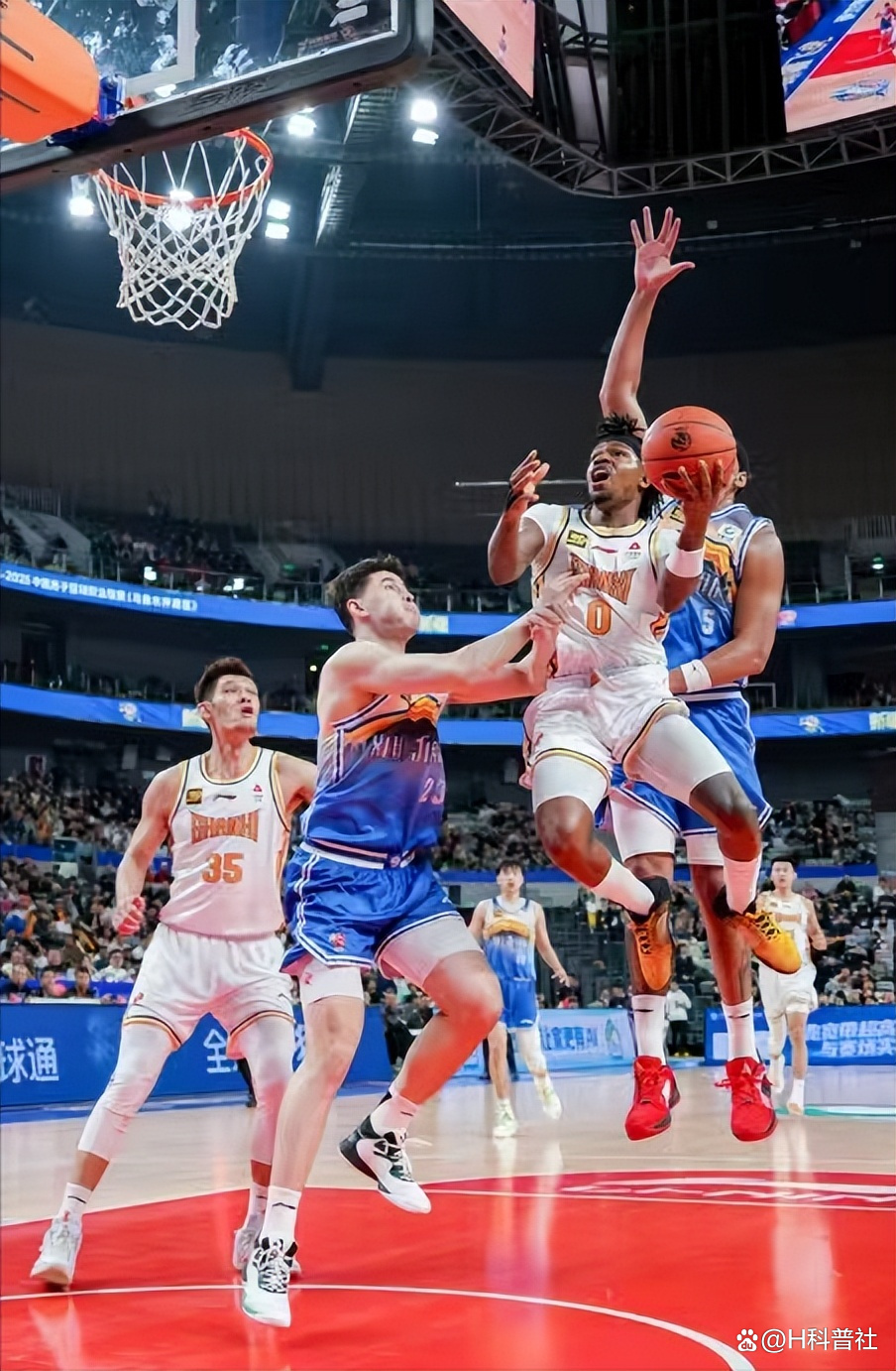 新疆男篮经过激战,成功逆转战局 新疆男篮经过激战,成功逆转战局