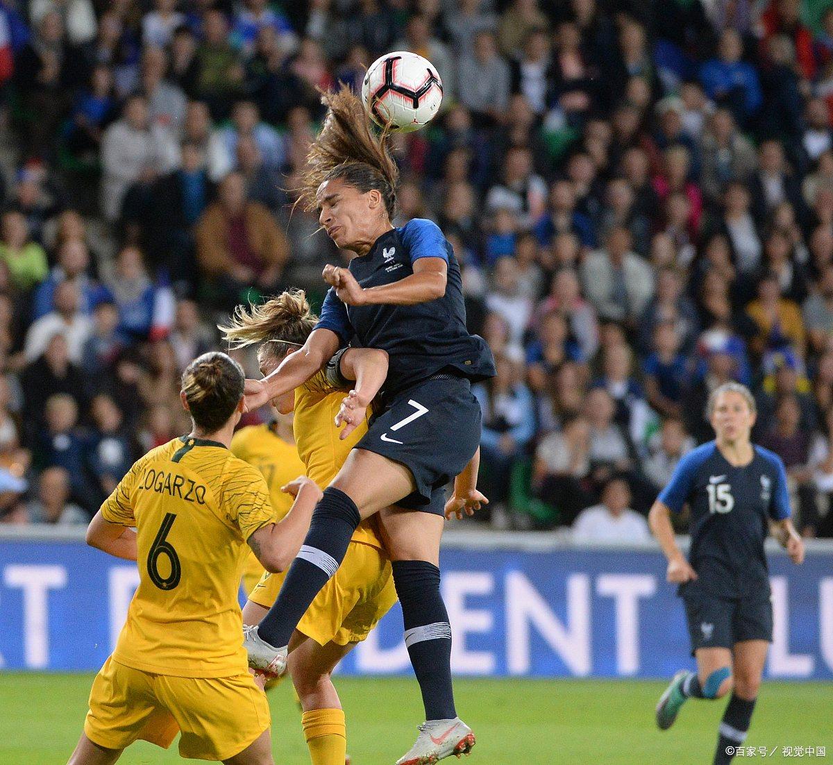 包含卡利亚里大胜对手，重返联赛争夺的词条