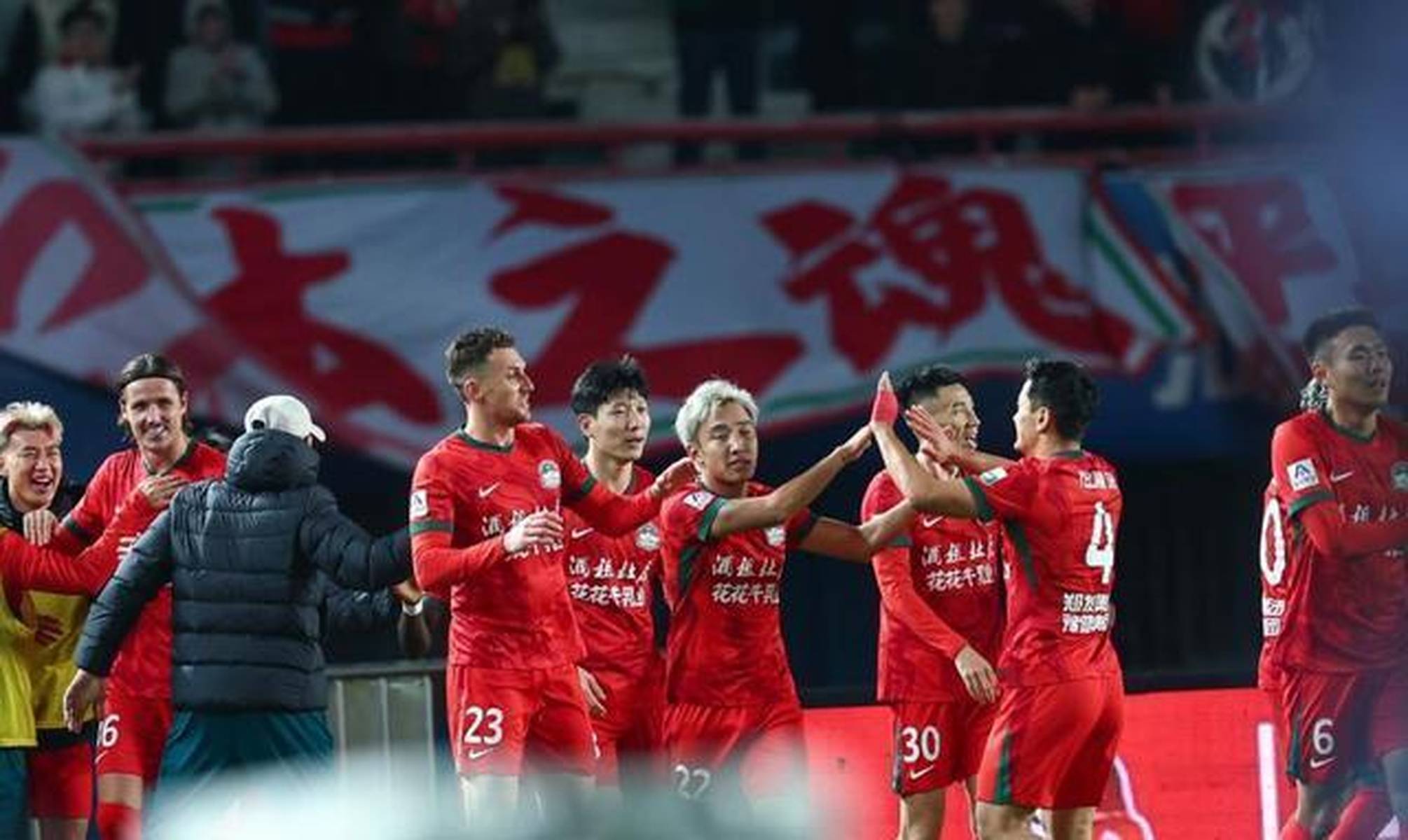 关于外援远射破门，球队强势领先锁定胜局的信息